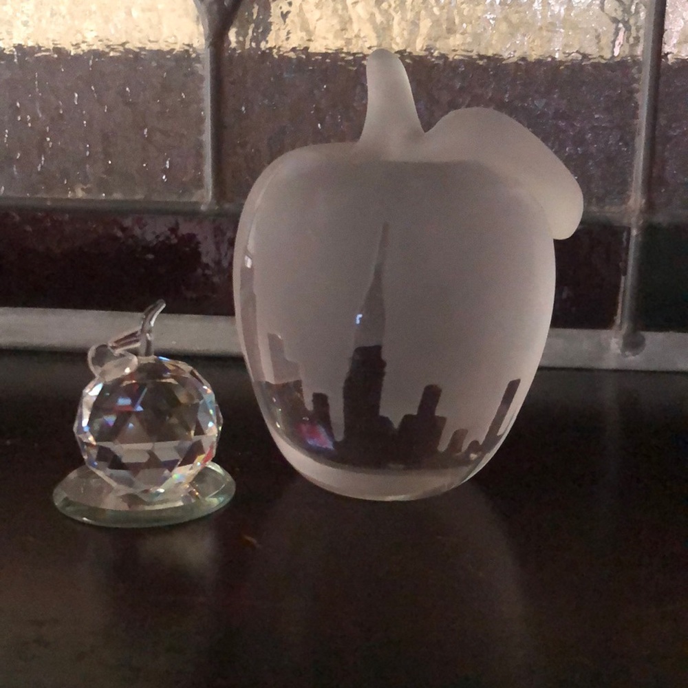 Set of two glass apples figurine or paper weight. Lwp